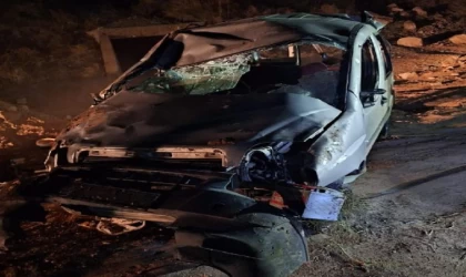 Hafif ticari araç şarampole devrildi: 1 ölü, 3 yaralı