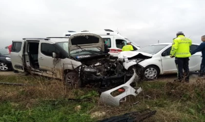 Hafif ticari araçla otomobil kafa kafaya çarpıştı: 2’si çocuk, 5 yaralı