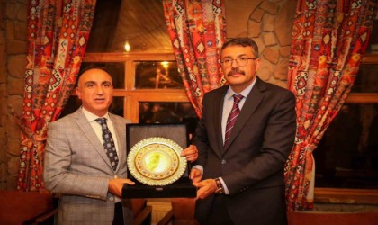 Hakkari gençliğinden Vali Çelike plaket