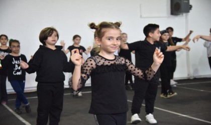 Halk dansları gelecek kuşaklara aktarılıyor