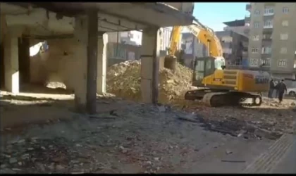 Hasarlı binadaki yıkımda fark edilen yavru köpekler kurtarıldı