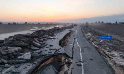 Hatayda 4 metre kırılmaların olduğu yolda, depremin 3. gününde başlayan çalışmalar aralıksız devam ediyor