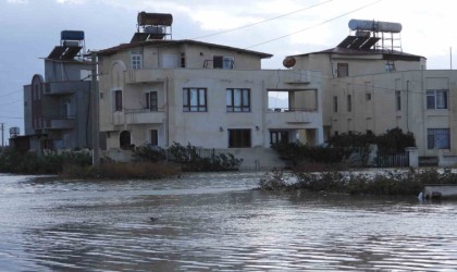 Hatayda bazı evler su altında kaldı