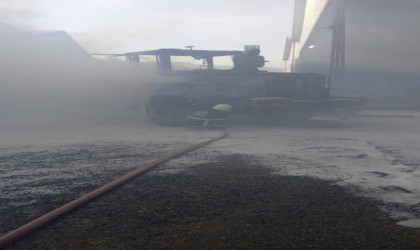 Hatayda bir fabrikada iş makinesi alev aldı