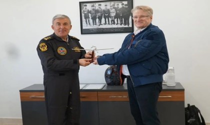 Havacılığın gelişimi için jandarmaya uçak hediye etti