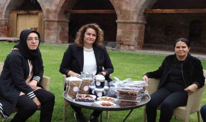 Hem yöresel ürünleri tanıtıyorlar hem para kazanıyorlar