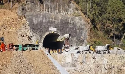 Hindistan’da çöken tünelde mahsur kalan işçilerin kurtarılma çalışmalarına ara verildi