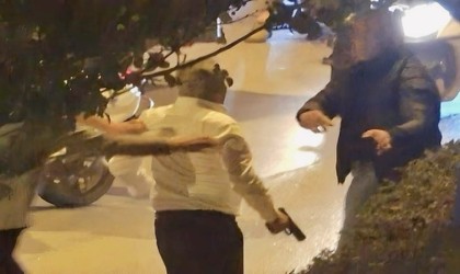 İki grup arasında çıkan kavgada silah çekildi: O anlar kamerada