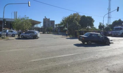 İki otomobilin çarpıştığı kaza, araç kamerasında: 2 yaralı