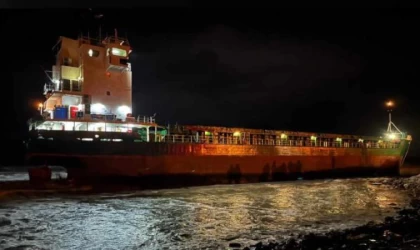 İnebolu’da yük gemisi karaya oturdu; 11 mürettebat kurtarıldı