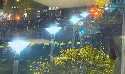 İrlanda’da bıçaklı saldırı sonrası şiddet olayları meydana geldi