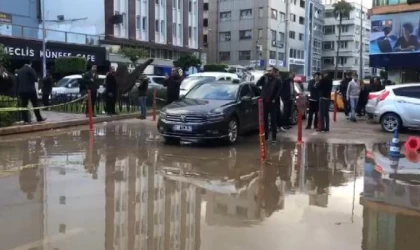 İskenderun’da cadde ve sokaklar su altında kaldı
