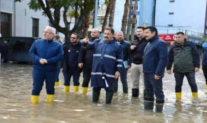 İskenderun’da cadde ve sokaklar su altında kaldı (3)