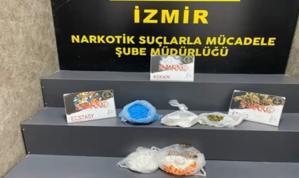 İzmirde durdurulan araçtan 2 kiloya yakın kokain ele geçirildi