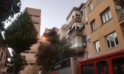 İzmir’de okul binası, yıkımı sırasında bir apartmanın üzerine doğru yan yattı