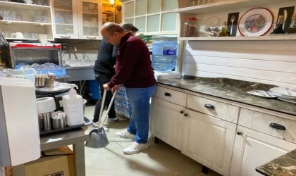 İzmir’de sağanak; cadde ve sokaklar göle döndü (2)