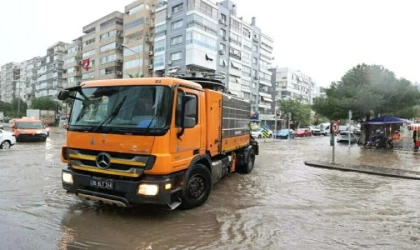 İzmir’de sağanak; cadde ve sokaklar göle döndü (3)