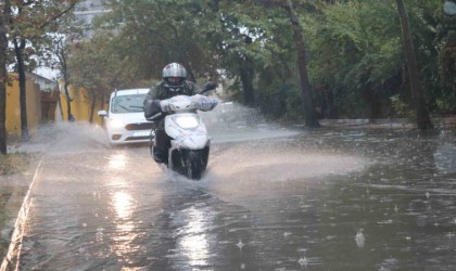 İzmirde sağanak yolları göle çevirdi