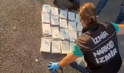 İzmirde takibe alınan araçtan yüklü miktarda kokain çıktı