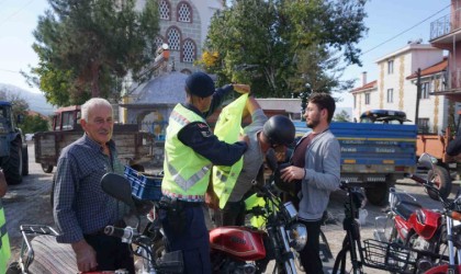 Jandarma ekipleri vatandaşlara kask ve reflektör dağıttı