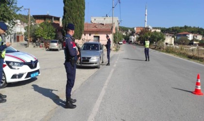 Jandarmadan Huzur operasyonu; 18 aranan şahsı yakaladı