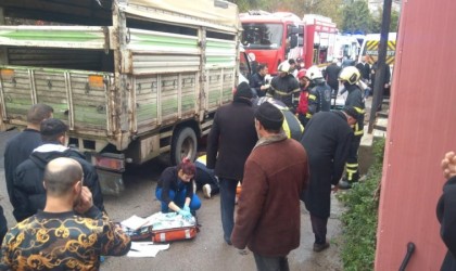 Kamyonetin altında kalan yaşlı adamı hayata döndürmek için zamanla yarıştılar