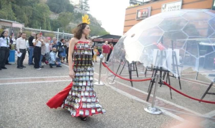 Kanser hastası kadınlar, kızlarıyla kanserojen maddelerden tasarlanan kıyafetlerle podyuma çıktı