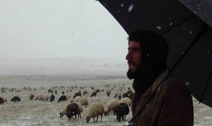 Karsta göçerlerin zorlu yolculuğu başladı