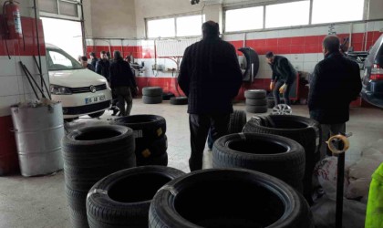 Karsta kar yağdı, sürücüler oto lastikçilere akın etti