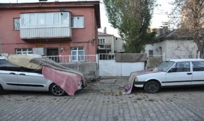 Kars’ta sıcaklık eksi 6 dereceye düştü; araçlar için battaniyeli önlem