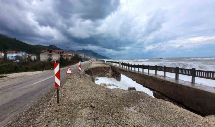 Kastamonu Valiliği: “Olumsuz hava şartlarından ötürü 3 tekne battı”