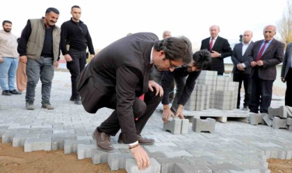 Kaymakam Karaloğlu parke taşı döşeyip asfalt makinesini kullandı