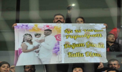 Kayserispor taraftarı eşinin doğum gününü tribünde kutladı