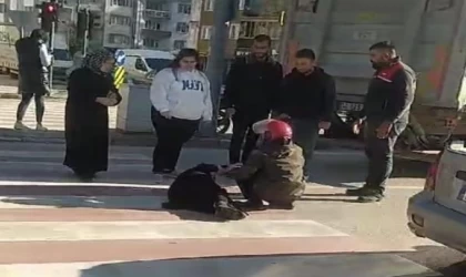 Kazada yaralanmasına rağmen duruma ağır olan eşinin elini uzun süre bırakmadı