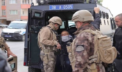 Kendini eve kilitleyip ateşe vermeye çalıştı, özel harekat etkisiz hale getirdi