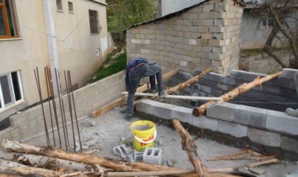 Kış aylarının çetin geçtiği Bitliste çatı onarımları devam ediyor