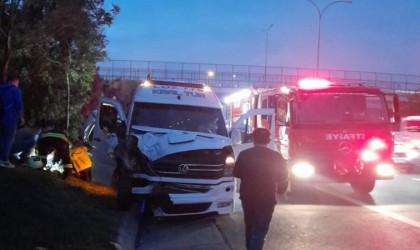 Kocaelide işçi servisi ile otomobil çarpıştı: 14 yaralı