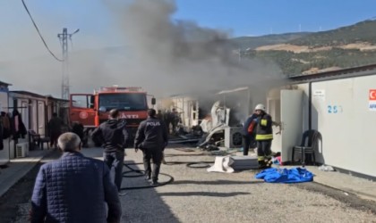 Konteyner kentte çıkan yangında 2 konteyner kül oldu