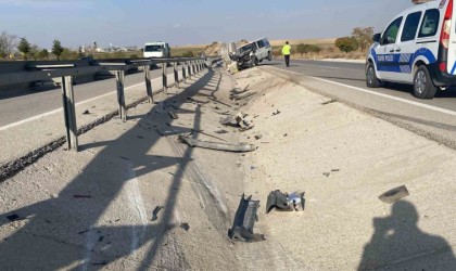 Kontrolden çıkan minibüs demir bariyerlere çarptı: 1 yaralı