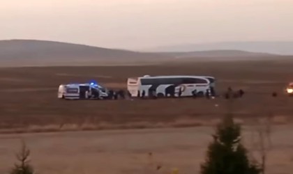 Konyada yolcu otobüsü traktöre çarptı: 8 yaralı