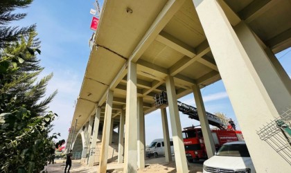 Köprüde mahsur kalan kedi battaniye yardımıyla kurtarıldı