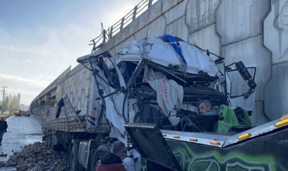 Köprüden aşağı uçan tırların sürücüleri ağır yaralandı