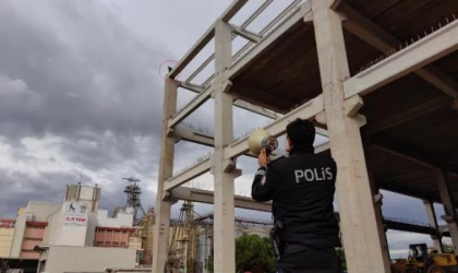 Kovulduğu inşaata çıkıp intihar girişiminde bulununca, tazminatı vinçle ulaştırıldı