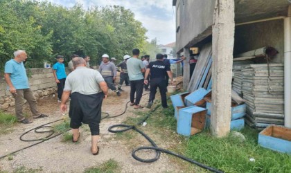 Kozanda samanlıkta çıkan yangın korkuttu