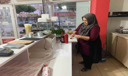 Küçük kız çocuğunu annesini çağırmasını isteyerek dışarı çıkartan hırsızlar, girdikleri dükkanı soydu