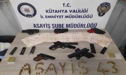 Kütahyada bir evde 1i kurusıkı 3 tabanca ele geçirildi