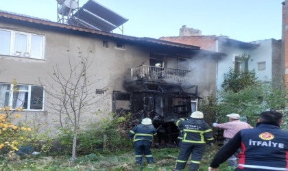Kütahyada yaşlı bir çiftin kaldığı evde yangın