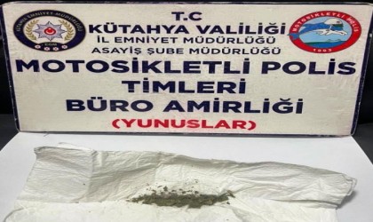 Kütahyada Yunus Timlerince bir şahsın üzerinde uyuşturucu ele geçirildi