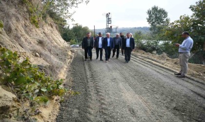 Lapseki Belediyesi arazi yollarında düzeltme ve çakıl dökme çalışmasına başladı