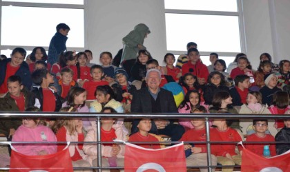 Lapsekide Alice Harikalar Diyarında tiyatro gösterisi beğeni topladı